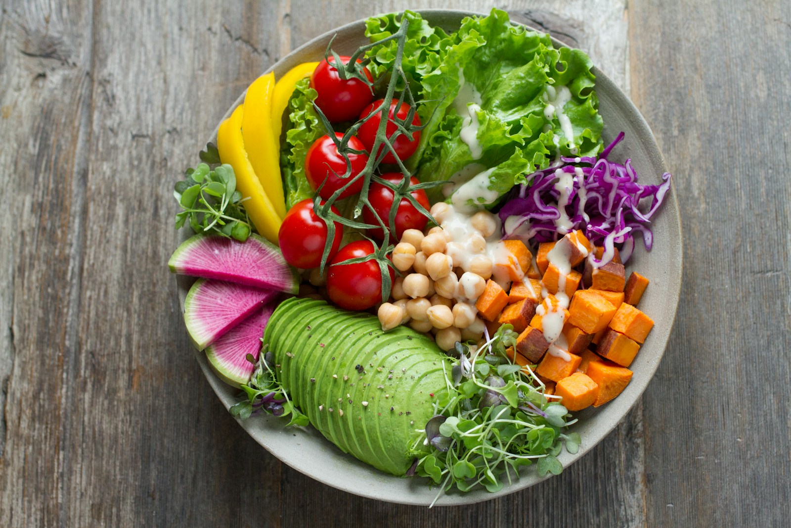 Un bol de légumes, d’avocat et de pois chiches, vu de dessus